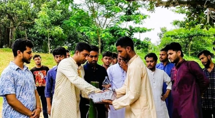 জুলাই শহীদদের স্মরণে পাখিদের মাঝে খাদ্য ও পানি বিতরণ